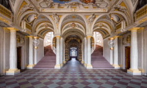 Schloss Bruchsal - Hauptbau / Corps de Logis - Erdgeschoss - Eingang / Intrada - Blick von Osten auf die Intrada mit der Scheinarchitektur sowie der Treppe von Balthasar Neumann (Malereien ursprünglich von Giovanni Francesco Marchini, restauriert von Hermenegild Peiker) (aufgenommen im Juli 2018, am frühen Nachmittag)