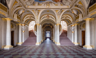 Schloss Bruchsal - Hauptbau / Corps de Logis - Erdgeschoss - Eingang / Intrada - Blick von Osten auf die Intrada mit der Scheinarchitektur sowie der Treppe von Balthasar Neumann (Malereien ursprünglich von Giovanni Francesco Marchini, restauriert von Hermenegild Peiker) (aufgenommen im Juli 2018, am frühen Nachmittag)