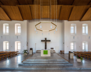 Schloss Bruchsal - Kirchenflügel / Hofkirche / St. Damian und Hugo - Von Innen / Von Norden - Blick vom Hauptportal auf das Mittelpavillon und den Altarbereich (Innenraum und Einrichtung gestaltet von Lothar Götz, Elemente des Altarraums von Fritz Wotruba) (aufgenommen im August 2018, am späten Vormittag)