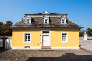 Schloss Bruchsal - Schlossgarten - Wohnungen von Hofangestellten im Westen - Blick von Osten auf die ehemalige Hofkaplanwohnung (aufgenommen im September 2018, um die Mittagszeit)