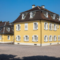 Schloss Bruchsal - Wohnungen von Hofangestellten im Westen - Blick von Südosten auf die ehemalige Hofgärtnerwohnung (rechts) sowie die ehemalige Hofjägerwohnung (links) (aufgenommen im September 2018, am frühen Nachmittag)