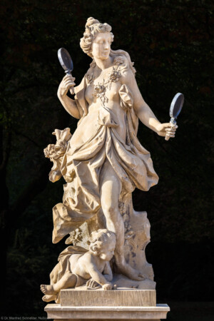 Schloss Bruchsal - Garten - Hauptachse, Südseite, 1. Skulptur von Osten - Skulptur "Der Frühling" aus dem Skulpturenensemble "Vier Jahreszeiten" (Kopie; Original gehauen 1759 von Joachim Günther, befindet sich im Harvard Art Museum / Fogg Museum) (aufgenommen im September 2018, am Vormittag)