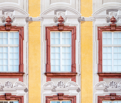 Schloss Bruchsal - Hauptbau - Von Außen / Von Norden - Drei Fenster der Bel Etage mit illusionistischer Fassadenmalerei (ursprünglich gemalt von Giovanni Francesco Marchini, zwischen 1732 und 1737) (aufgenommen im September 2018, am späten Vormittag)