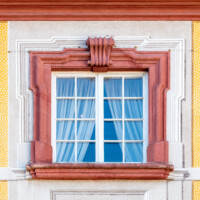 Schloss Bruchsal - Hauptbau - Von Außen / Von Norden - Fenster des obersten Geschosses mit illusionistischer Fassadenmalerei (ursprünglich gemalt von Giovanni Francesco Marchini, zwischen 1732 und 1737) (aufgenommen im September 2018, am späten Vormittag)
