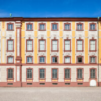 Schloss Bruchsal - Hauptbau - Von Außen / Von Süden - Blick auf die Südfassade des Hauptbaus mit der illusionistischen Fassadenmalerei (ursprünglich gemalt von Giovanni Francesco Marchini, zwischen 1732 und 1737) (aufgenommen im September 2018, am Nachmittag)