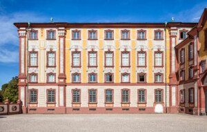 Schloss Bruchsal - Hauptbau - Von Außen / Von Süden - Blick auf die Südfassade des Hauptbaus mit der illusionistischen Fassadenmalerei (ursprünglich gemalt von Giovanni Francesco Marchini, zwischen 1732 und 1737) (aufgenommen im September 2018, am Nachmittag)