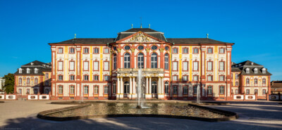 Schloss Bruchsal - Hauptbau - Von Außen / Von Westen / Gartenseite - Blick von der Schlossterrasse auf die Westfassaden des Hauptbaus, des Kammerflügels und des Kirchenflügels (aufgenommen im September 2018, am späten Nachmittag)