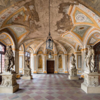 Schloss Bruchsal - Hauptbau - Erdgeschoss - Gartensaal / Sala Terrena - Blick von der südlichen Tür nach Norden in den Gartensaal / die Sala Terrena (Malereien ursprünglich von Giovanni Francesco Marchini, zwischen 1731 und 1736, restauriert von der Restauratoren-Arbeitsgemeinschaft Alfred Panowsky / Klaus Siller, 1982 bis 1986; originales Skultpturenensemble "Vier Elemente" von Joachim Günther, Kopien stehen im Schlossgarten) (aufgenommen im Oktober 2018, am Vormittag)