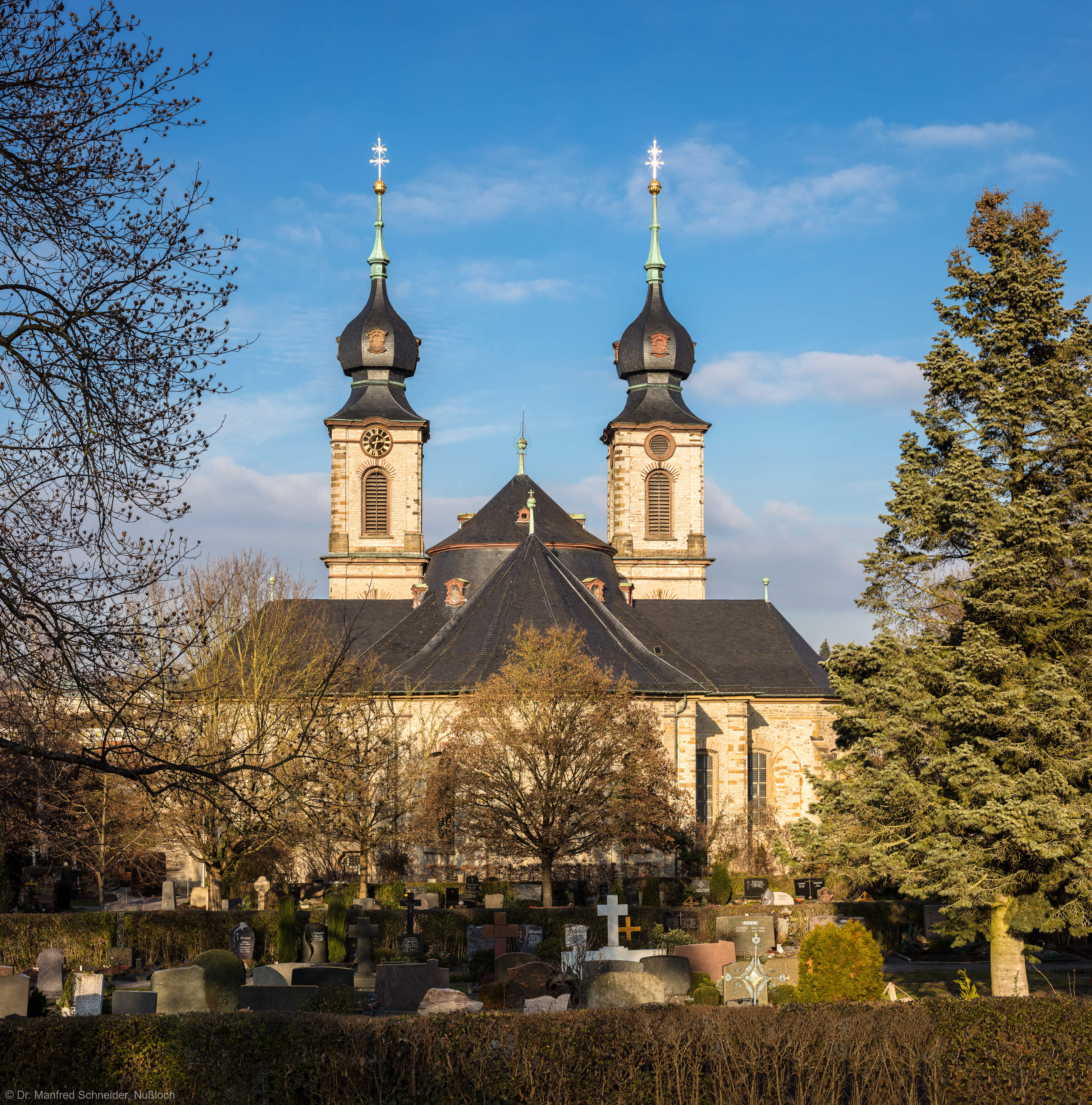 Bruchsal - Peterskirche / St. Peter - Von Außen / Von Südwest - Blick vom Hauptfriedhof auf die Südfassade, die Kuppel und die Doppeltürme (aufgenommen im Januar 2019, am Nachmittag)