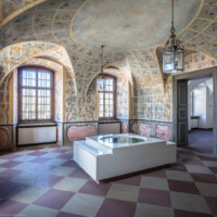 Schloss Bruchsal - Hauptbau / Corps de Logis - Erdgeschoss - Laubenzimmer - Von Südost - Blick auf die Westwand des Laubenzimmers, im Vordergrund das Rekonstruktions-Modell für das Deckenfresko des Kuppelsaals (Malereien vermutlich von Giovanni Francesco Marchini, zwischen 1731 und 1736, weitgehend original erhalten, in den 1970er Jahren freigelegt) (aufgenommen im März 2019, um die Mittagszeit)