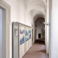 Schloss Bruchsal - Hauptbau / Corps de Logis - Erdgeschoss, Südhälfte - Dokumentationsräume „Schloss Bruchsal – gebaut, zerstört, wiedererstanden“ - Blick in den Gang nach Westen und nach oben in das Gewölbe sowie auf die Schautafeln zur Zerstörung Bruchsals am 1. März 1945 (aufgenommen im März 2019, am späten Vormittag)