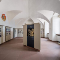 Schloss Bruchsal - Hauptbau / Corps de Logis - Erdgeschoss, Südhälfte - Dokumentationsräume „Schloss Bruchsal – gebaut, zerstört, wiedererstanden“ - Von Norden - Blick nach Süden in den Raum zwischen Gartensaal und Laubenzimmer, rechts das Modell der Schlossanlage (aufgenommen im März 2019, um die Mittagszeit)