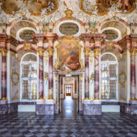 Schloss Bruchsal - Hauptbau / Corps de Logis - Beletage - Marmorsaal / Kaisersaal - Östliche Wand - Von Westen - Blick auf die östliche Wand, die Stuckaturen, die Fenster und den Durchgang zum Kuppelsaal sowie die Supraporte "Sturz der Titanen" (Stuckaturen ursprünglich von Johann Michael Feichtmayr; Supraporte ursprünglich gemalt von Johannes Zick, rekonstruiert von Wolfram Köberl, 1976-1981) (aufgenommen im Mai 2019, am späten Vormittag)