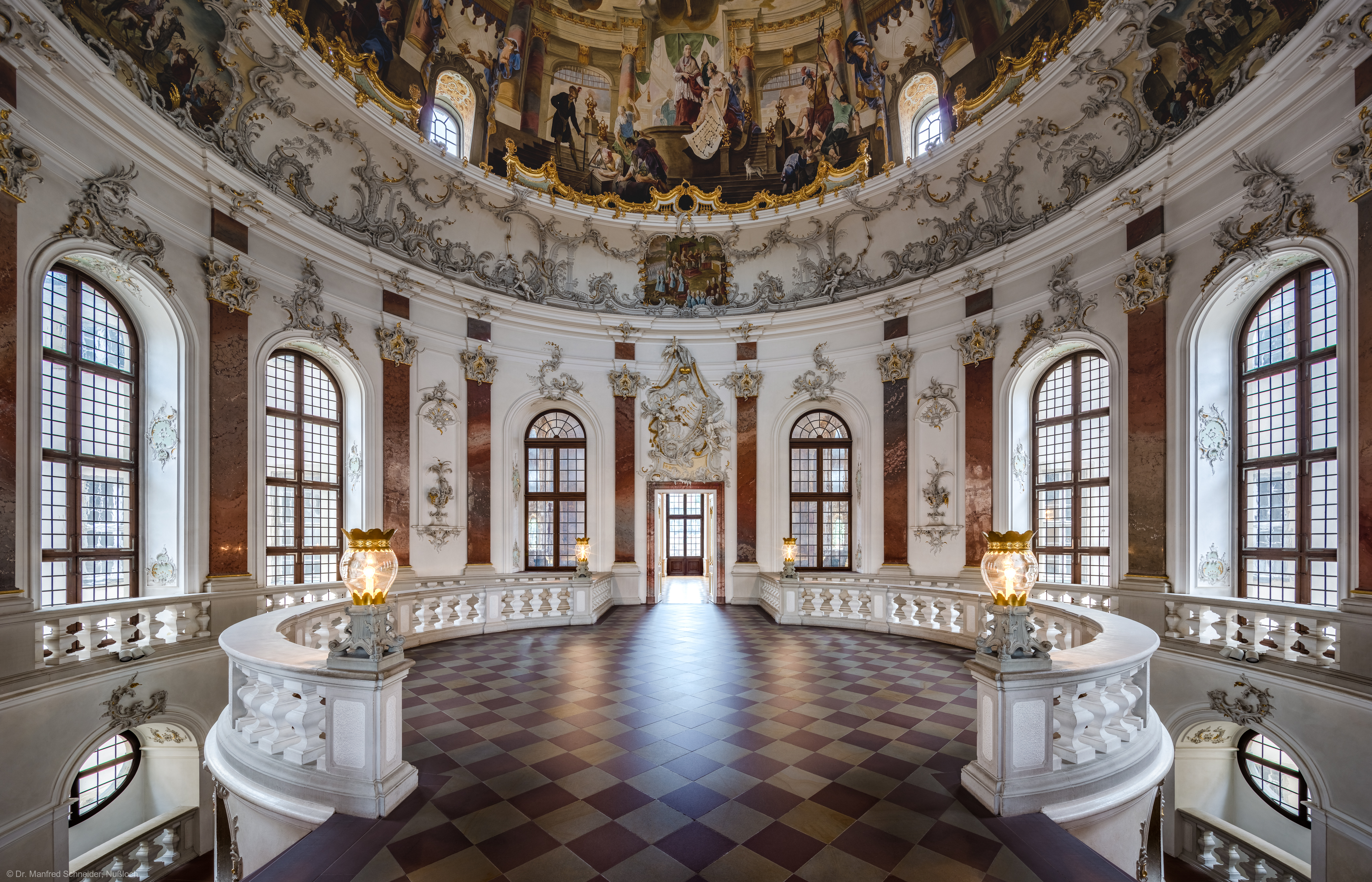 Schloss Bruchsal - Hauptbau / Corps de Logis - Beletage - Kuppelsaal - Von Osten - Blick vom Marmorsaal in den Kuppelsaal (aufgenommen im Mai 2019, am späten Vormittag)