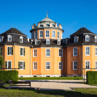 Waghäusel - Eremitage - Von Außen / Von Nordwest - Blick auf den Zentralbau, die Flügelanbauten, das Mansarddach und das Kuppelgeschoss (aufgenommen im Mai 2019, am frühen Abend)