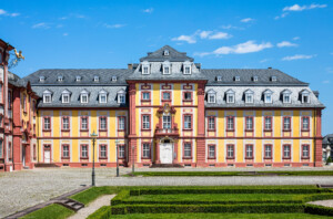 Schloss Bruchsal - Kammerflügel / Amtsgericht - Von Außen / Von Süden - Blick vom südlichen Ehrenhof auf den Kammerflügel / das Amtsgericht (aufgenommen im Juni 2019, am frühen Nachmittag)