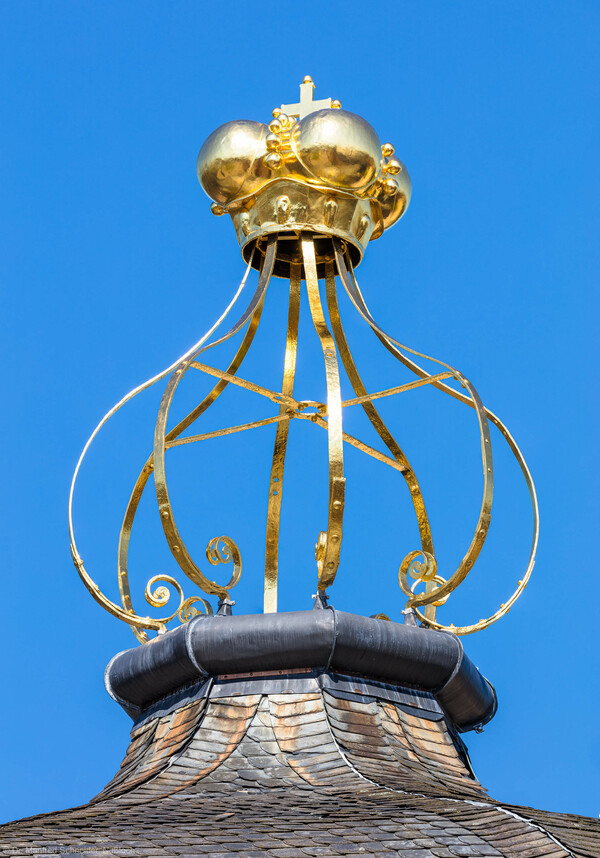 Schloss Bruchsal - Nördlicher Verbindungsbau - Von Nordost / Hofseite - Blick vom Balkon des Kammerflügels / des Kammermusiksaals auf die Dachspitze mit der goldenen Krone, dem sog. Bischofshut (aufgenommen im Juni 2019, am späten Vormittag)