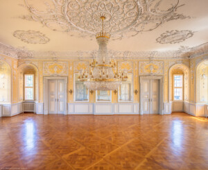 Schloss Bruchsal - Kammerflügel / Amtsgericht - Kammermusiksaal - Von Westen - Blick in den Raum nach Osten (Saal ursprünglich gestaltet von Joachim Günther; heute genutzt von den Bruchsaler Schlosskonzerten) (aufgenommen im Juni 2019, am Nachmittag)