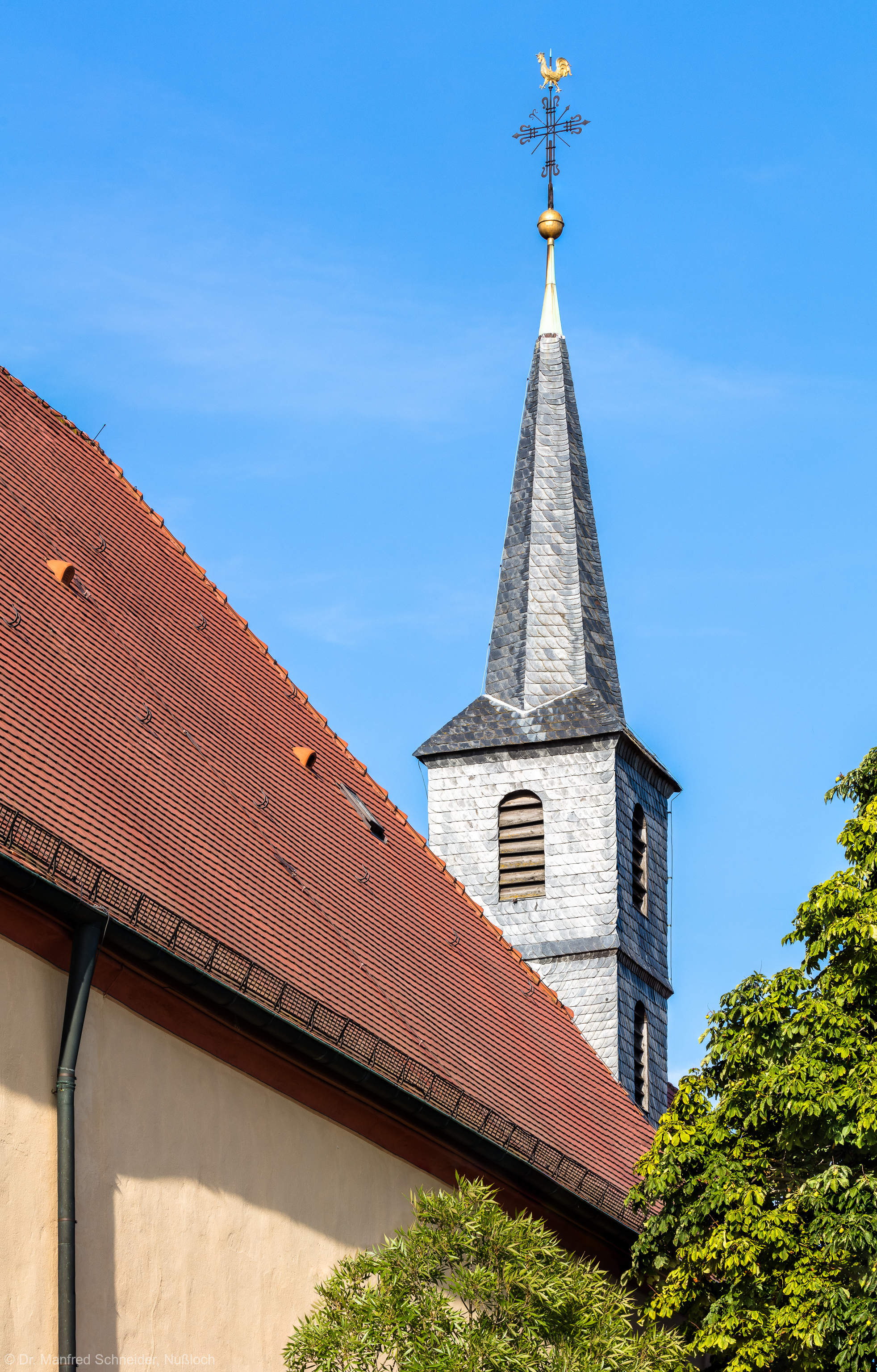 Waghäusel - Wallfahrtskirche - Von Außen / Von Westen - Blick auf den Turm der Marienwallfahrtskirche (aufgenommen im Juli 2019, am frühen Abend)