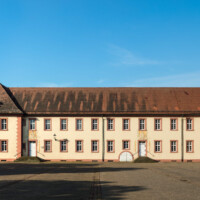Schloss Bruchsal - Landhospital / Seminarbau / Pagerie - Von Außen / Von Norden - Blick auf den Seminarbau / die Pagerie, rechts der Kirchturm der Hofkirche (aufgenommen im August 2019, am Vormittag)