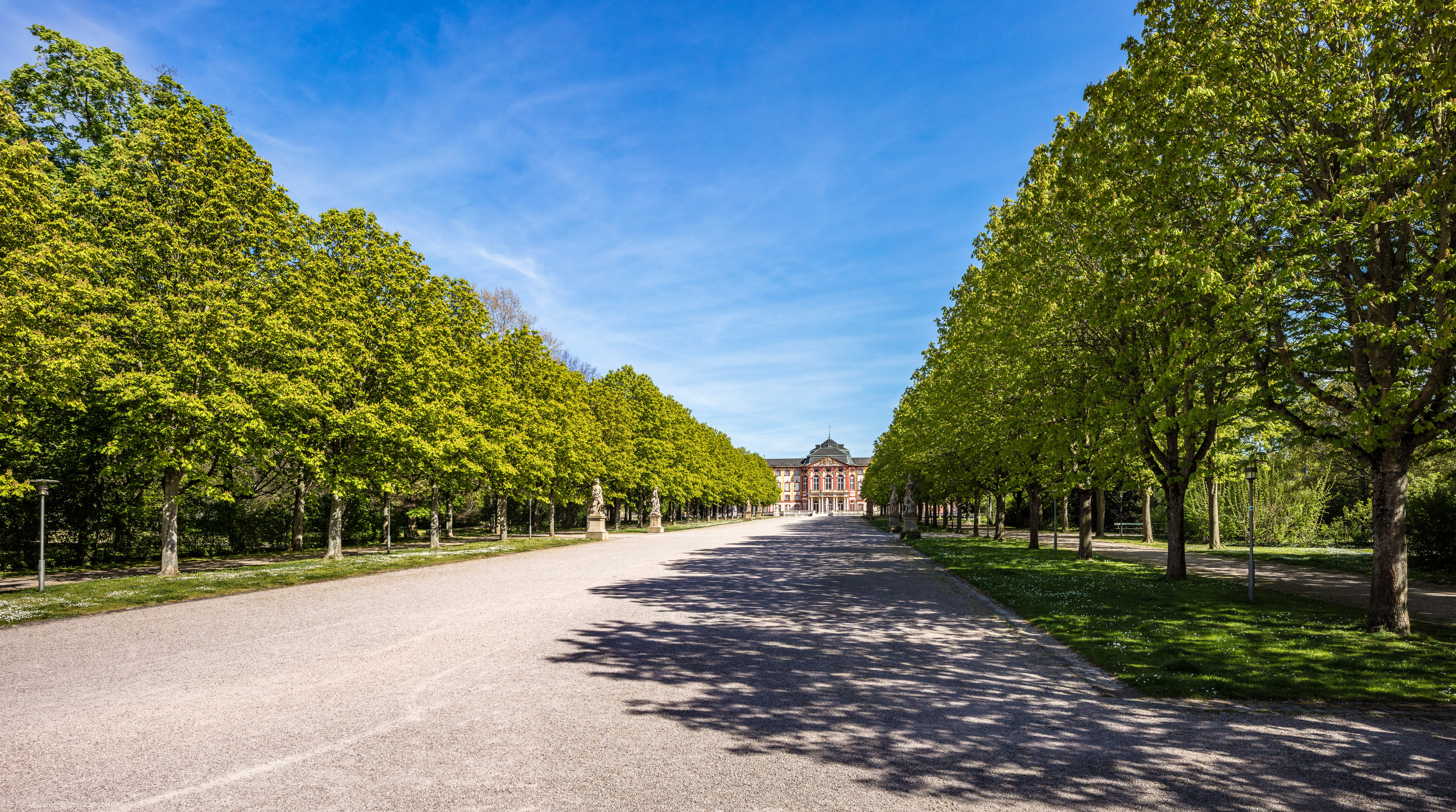 Schloss Bruchsal - Schlossgarten - Hauptachse / Mittlere Ost-West-Achse - Von Westen - Blick auf die Hauptachse und die Kastanienbäume (aufgenommen im April 2020, am Nachmittag)