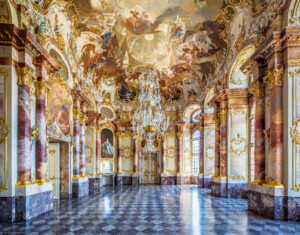 Schloss Bruchsal - Hauptbau / Corps de Logis - Beletage - Marmorsaal / Kaisersaal - Von Norden - Blick nach Süden in den Saal, links die Tür zum Kuppelsaal, rechts die Tür zum Altan, oben das Deckengemälde (Stuckaturen ursprünglich von Johann Michael Feichtmayr; Deckenfresko ursprünglich von Johannes Zick, 1754; rekonstruiert von Wolfram Köberl, 1969 bis 1974) (aufgenommen im Mai 2020, am Nachmittag)