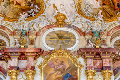 Schloss Bruchsal - Hauptbau / Corps de Logis - Beletage - Marmorsaal / Kaisersaal - Ostwand, Mitte - Blick von der Tür zum Altan nach Osten und nach oben (Stuckaturen ursprünglich von Johann Michael Feichtmayr; Deckenfresko ursprünglich von Johannes Zick, 1754, rekonstruiert von Wolfram Köberl, 1969 bis 1974; Supraporte ursprünglich gemalt von Johannes Zick, rekonstruiert von Wolfram Köberl, 1976-1981) (aufgenommen im Juli 2020, am Nachmittag)