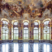 Schloss Bruchsal - Hauptbau / Corps de Logis - Beletage - Marmorsaal / Kaisersaal - Von Osten - Blick nach Westen in den Marmorsaal, auf die westliche Wand, die Stuckaturen, die Fenster und die Tür zum Altan (Deckenfresko urspünglich gemalt 1754 von Johannes Zick, originalgetreu rekonstruiert 1971 bis 1974 von Wolfram Köberl; Stuck urspünglich von Johann Michael Feuchtmayer dem Jüngeren, rekonstruiert 1962 bis 1969 von Jakob und Josef Schnitzer) (aufgenommen im Juli 2020, am späten Vormittag)