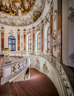 Schloss Bruchsal - Hauptbau / Corps de Logis - Treppenhaus / Kuppelsaal - Blick vom oberen südlichen Treppenabsatz in das Treppenhaus hinunter und in den Kuppelsaal hinein (Treppenhaus und Treppe entworfen von Balthasar Neumann um 1731) (aufgenommen im Juli 2020, am späten Nachmittag)