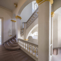 Schloss Bruchsal - Hauptbau / Corps de Logis - Von innen - Nordöstliche Dienertreppe - Zweites Obergeschoss (Beletage) - Von Nordosten - Blick auf die Dienertreppe in das dritte Obergeschoss, links die Tür zum Fürstensaal (aufgenommen im September 2020, am frühen Nachmittag)