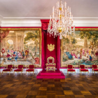 Schloss Bruchsal - Hauptbau / Corps de Logis - Beletage - Thronsaal - Von Norden - Zentraler Blick nach Süden in den Thronsaal, auf Tapisserien der Serie "Berühmte Männer nach Plutarch" sowie auf das Thronensemble (aufgenommen im September 2020, am Nachmittag)