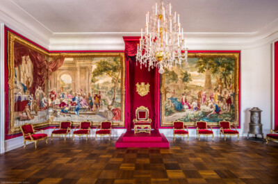 Schloss Bruchsal - Hauptbau / Corps de Logis - Beletage - Thronsaal - Von Norden - Zentraler Blick nach Süden in den Thronsaal, auf Tapisserien der Serie "Berühmte Männer nach Plutarch" sowie auf das Thronensemble (aufgenommen im September 2020, am Nachmittag)
