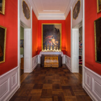 Schloss Bruchsal - Hauptbau / Corps de Logis - Beletage - Hauskapelle - Von Norden - Blick in die schmale Hauskapelle auf den Altarnachbau mit dem Betpult sowie dem Altarkreuz und den Silberleuchtern aus dem Besitz von Damian Hugo Philipp von Schönborn-Buchheim, dahinter das Gemälde Nr. 210 "Opferung des Isaak" (gemalt von Johannes Zick; Inv.Nr. G 339) (aufgenommen im September 2020, am Nachmittag)