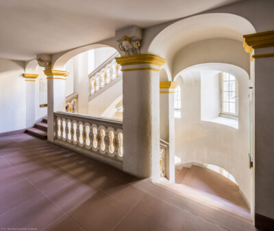 Schloss Bruchsal - Hauptbau / Corps de Logis - Von innen - Nordöstliche Dienertreppe - Erstes Obergeschoss (Zwischengeschoss) - Von Nordosten - Blick auf die Dienertreppe in das zweite Obergeschoss (Beletage) (aufgenommen im September 2020, am Nachmittag)