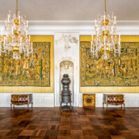 Schloss Bruchsal - Hauptbau / Corps de Logis - Von innen - Beletage - Gelbes Zimmer - Ostwand - Blick von Westen in das Gelbe Zimmer, links und rechts die beiden Gemälde von Januarius Zick, in der Mitte die beiden Kommoden von Abraham Roentgen sowie die beiden Tapisserien mit Szenen aus dem Alten Testament, hergestellt von Martin II Reymbouts (aufgenommen im November 2020, am späten Vormittag)
