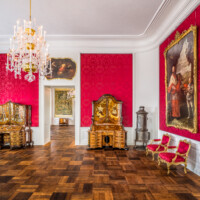 Schloss Bruchsal - Hauptbau / Corps de Logis - Von innen - Beletage - Rotes Zimmer - Von Süden - Blick nach Norden in das Rote Zimmer und den Durchgang zum Gelben Zimmer, links und rechts zwei Schreibschränke, vermutlich hergestellt in einer Mainzer oder Würzburger Werkstatt, oben die Supraporte "Der Sturz des Phaeton", gemalt von Januarius Zick, ganz rechts das Porträt von Franz Christoph von Hutten zum Stolzenberg, gemalt von Nikolaus Treu (aufgenommen im November 2020, am Nachmittag)