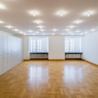 Schloss Bruchsal - Hauptbau / Corps de Logis - Von innen - Zwischengeschoss / 1. Obergeschoss, Südhälfte - Raum "Wilderichkabinett" (Größe: 52 m², Reihenbestuhlung: max. 30 Personen) - Blick nach Osten in den Raum (aufgenommen im November 2020, am späten Vormittag)