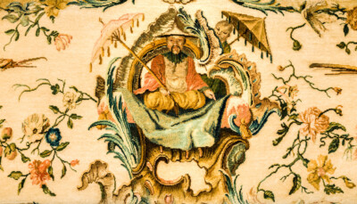 Schloss Bruchsal - Hauptbau / Corps de Logis - Von innen - Beletage - Musikzimmer - Ausschnitt aus dem Teppich der Rückenlehne einer Sitzbank aus einem Satz von Savonnerien mit chinoisen Motiven (Entwurf von Johann Martin Metz; hergestellt in der Kurkölnischen Savonneriemanufaktur in Bonn, zwischen 1758 und 1761) (aufgenommen im Januar 2021, am Nachmittag)