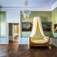 Schloss Bruchsal - Hauptbau / Corps de Logis - Von Innen - Beletage - Schlafzimmer (Markgräfin Amalie) - Von Westen - Blick nach Osten in den Raum und auf das Bett Amaliens. Bett im Empire-Stil nach historischem Vorbild (aufgenommen im Februar 2021, am frühen Nachmittag)