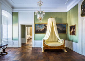 Schloss Bruchsal - Hauptbau / Corps de Logis - Von Innen - Beletage - Schlafzimmer (Markgräfin Amalie) - Von Westen - Blick nach Osten in den Raum und auf das Bett Amaliens. Bett im Empire-Stil nach historischem Vorbild (aufgenommen im Februar 2021, am frühen Nachmittag)