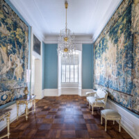 Schloss Bruchsal - Hauptbau / Corps de Logis - Von innen - Beletage - Blaues Zimmer - Von Westen - Blick vom Pagenzimmer nach Osten in das schmale Blaue Zimmer und auf die Tapisserien "Leda mit dem Schwan" (links) sowie "Europa auf dem Stier" (rechts) (aufgenommen im März 2021, am Nachmittag)