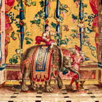 Schloss Bruchsal - Hauptbau / Corps de Logis - Von innen - Beletage - Jagdzimmer - Südliche Wand, rechte Seite - Ausschnitt aus der Tapisserie "Elefantentreiber" aus der "Groteskenserie" (Inv.Nr. G 106; Höhe x Breite 337 cm x 358 cm; hergestellt in der Werkstatt von Philippe Behagle (Vater oder Sohn) in Beauvais zwischen 1685 und 1719; Entwürfe von Jean-Baptiste Monnoyer, Guy-Louis de Vernansal, Jean-Baptiste B(e)lin de Fontenay; restauriert 1960 und nach 2007) (aufgenommen im März 2021, um die Mittagszeit)