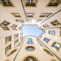 Schloss Bruchsal - Hauptbau / Corps de Logis - Von innen - Nördlicher Innenhof - Blick vom Boden des Innenhofs nach oben, u.a. auf die drei hohen nördlichen Bogenfenster des Kuppelsaals (unten ist Süden, oben Norden) (aufgenommen im März 2021, am frühen Nachmittag)