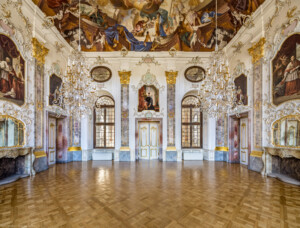 Schloss Bruchsal - Hauptbau / Corps de Logis - Von innen - Beletage - Fürstensaal - Von Osten - Blick von der Tür zum Altan nach Westen in den Saal, in der Mitte die Tür zum Kuppelsaal (aufgenommen im März 2021, am Nachmittag)