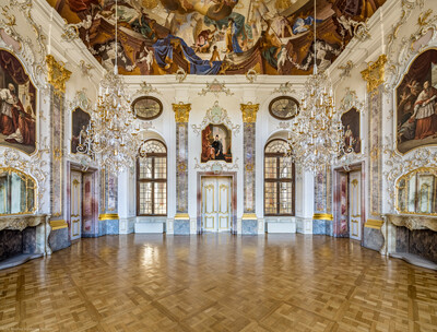 Schloss Bruchsal - Hauptbau / Corps de Logis - Von innen - Beletage - Fürstensaal - Von Osten - Blick von der Tür zum Altan nach Westen in den Saal, in der Mitte die Tür zum Kuppelsaal (aufgenommen im März 2021, am Nachmittag)