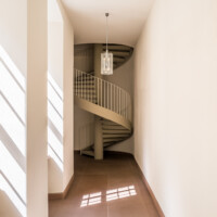 Schloss Bruchsal - Hauptbau / Corps de Logis - Von innen - Zweites Obergeschoss (Beletage) - Nördlicher Dienergang - Von Osten - Blick nach Westen in den Dienergang und auf die moderne Wendeltreppe (aufgenommen im April 2021, am frühen Nachmittag)