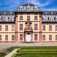 Schloss Bruchsal - Kammerflügel / Amtsgericht - Von Außen - Von Süden - Blick auf den Mittelrisalit des Kammerflügels / des Amtsgerichts (aufgenommen im Mai 2021, am frühen Nachmittag)