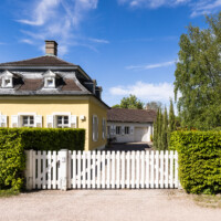 Schloss Bruchsal - Schlossgarten - Westlicher Zugang - Speierer Dragonerkaserne - Von Südwest - Blick auf das nordwestliche Haus der Kaserne mit dem Viertelbogen (aufgenommen im Mai 2021, am späten Nachmittag)