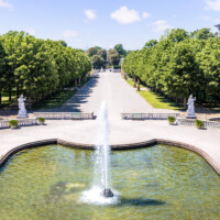 Schloss Bruchsal - Schlossterrasse / Schlossgarten - Blick vom westlichen Balkon auf die Mitte der Schlossterrasse, auf die Allee sowie auf die Kastanienbäumen des Schlossgartens (aufgenommen im Mai 2021, am Nachmittag)