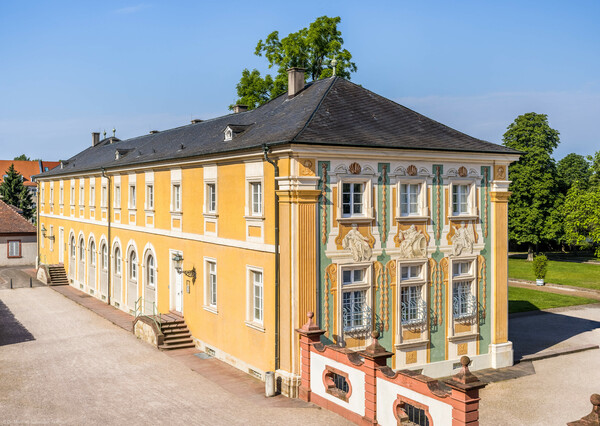 Schloss Bruchsal - Südliche Orangerie / Kavaliersbau - Von Außen - Von Nordosten - Blick vom Huttensaal im ersten Obergeschoss des Hauptbaus auf die östliche und nördliche Fassade der Orangerie (aufgenommen im Juni 2021, am Vormittag)